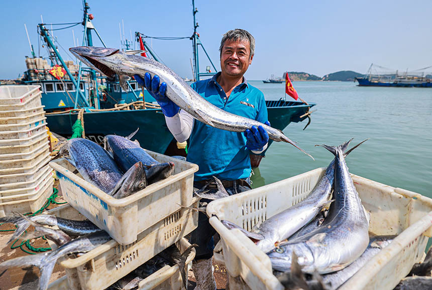 漁民在展示捕獲的大鲅魚(yú)。李信君攝