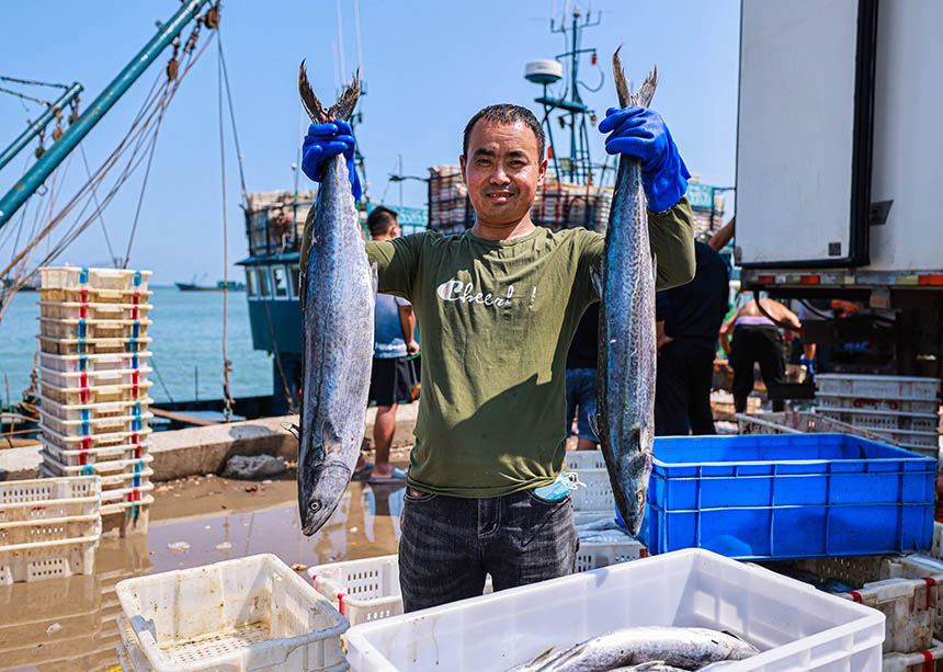 漁民在展示捕獲的大鲅魚(yú)。李信君攝