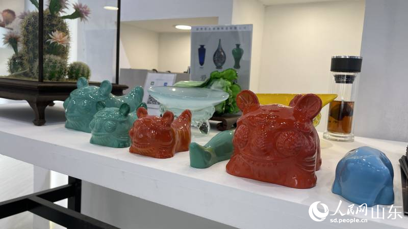 山東國際會(huì)展中心會(huì)場展示的琉璃、陶瓷等精品，充分展示淄博手造魅力。喬姝攝