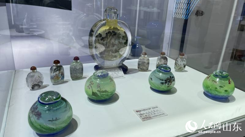 山東國際會展中心會場展示的琉璃、陶瓷等精品，充分展示淄博手造魅力。喬姝攝