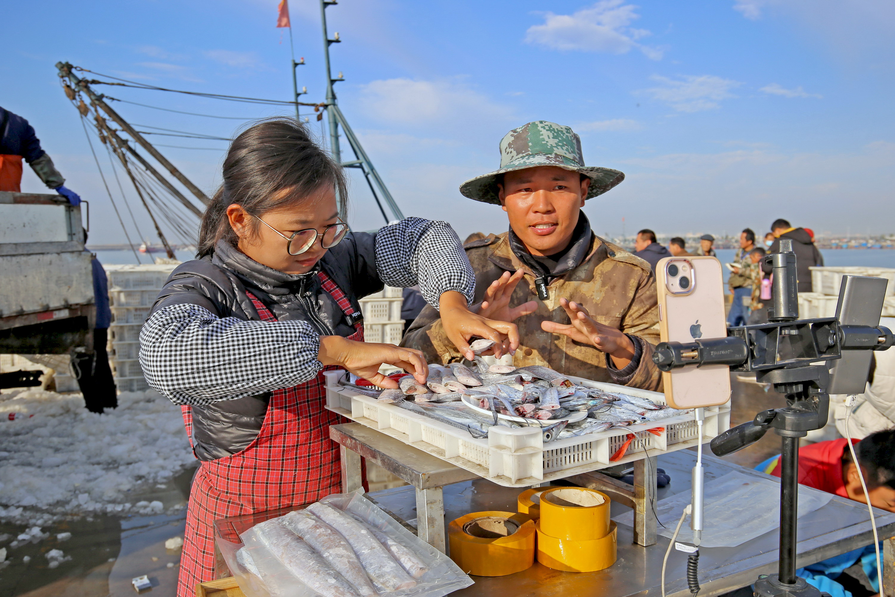 10月20日，漁民在日照黃海中心漁港現(xiàn)場直播各種海鮮的吃法和做法，向天南海北的粉絲們推介日照特色海鮮 。薄林?jǐn)z