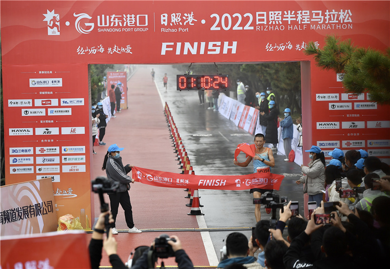 半程馬拉松男子選手楊華沖過終點。劉濤攝