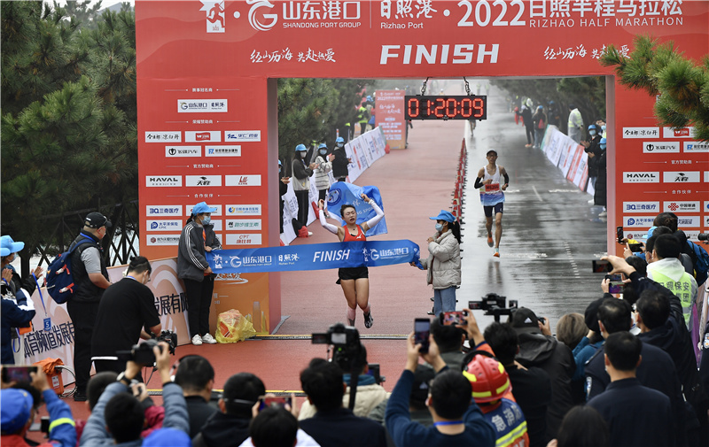 半程馬拉松女子選手盧亞晶沖過(guò)終點(diǎn)。劉濤攝