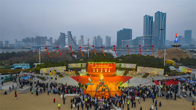 初光先照·中國(guó)(日照)元旦迎日祈福大典在日照萬(wàn)平口景區(qū)舉行。景華勇攝