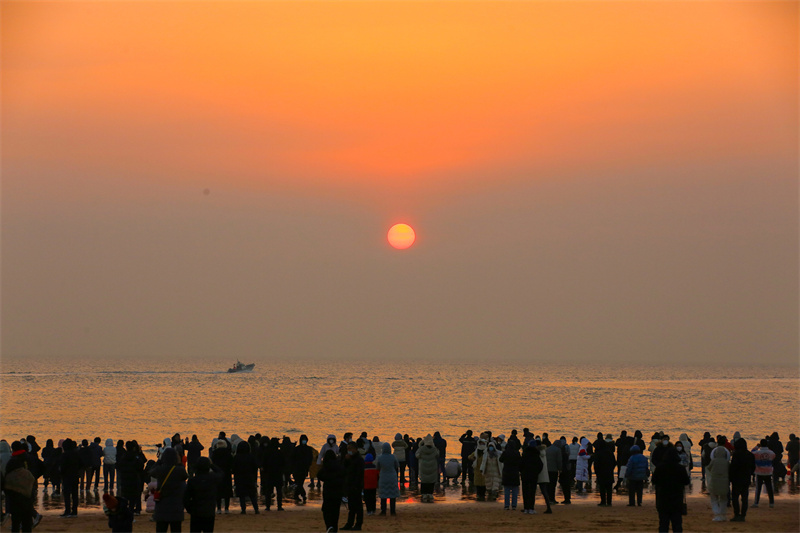 人們在萬平口旅游區(qū)海邊觀看新年日出。李大偉攝