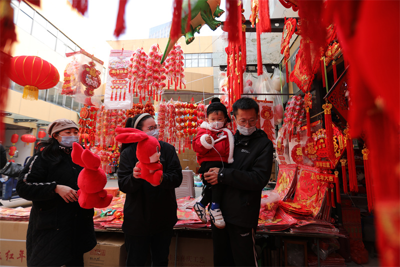 圖為市民在日照太陽(yáng)城市場(chǎng)內(nèi)選購(gòu)各類新年飾品。宋年升攝