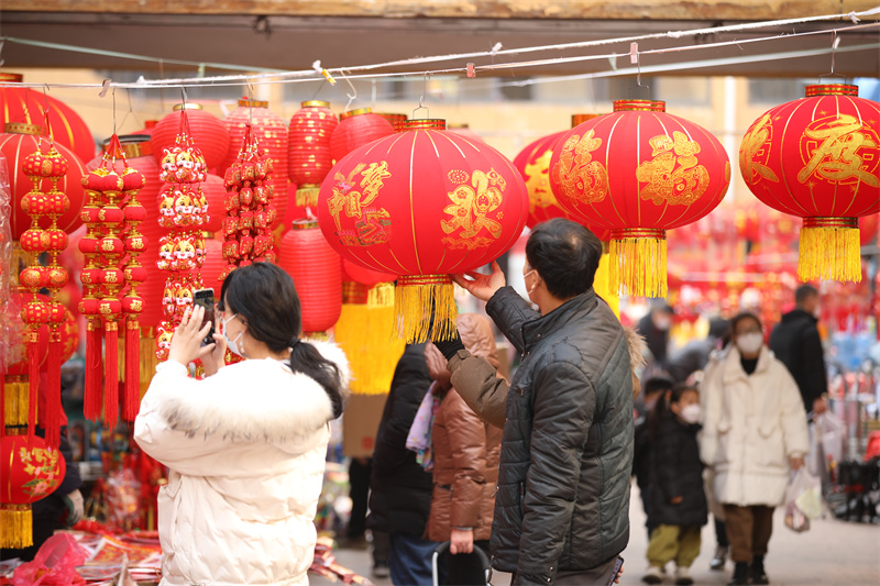 圖為市民在日照太陽城市場內(nèi)選購各類新年飾品。于坤帥攝