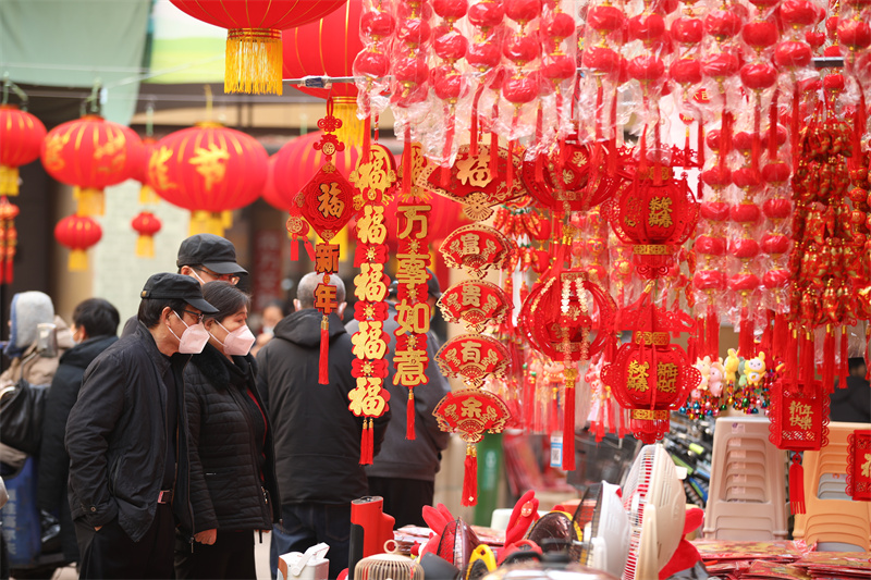 圖為市民在日照太陽城市場內選購各類新年飾品。于坤帥攝