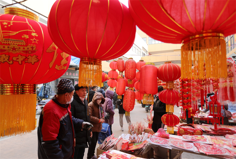 圖為市民在日照太陽城市場內(nèi)選購各類新年飾品。于坤帥攝