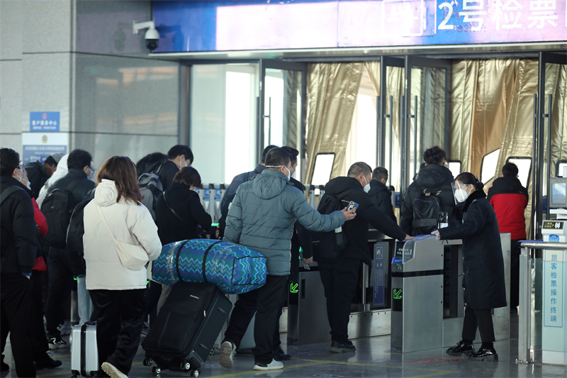 1月6日，在日照西客站，旅客正通過(guò)檢票口上車。宋年升攝