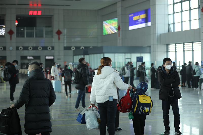 1月6日，在日照西客站，旅客正在候車。宋年升攝