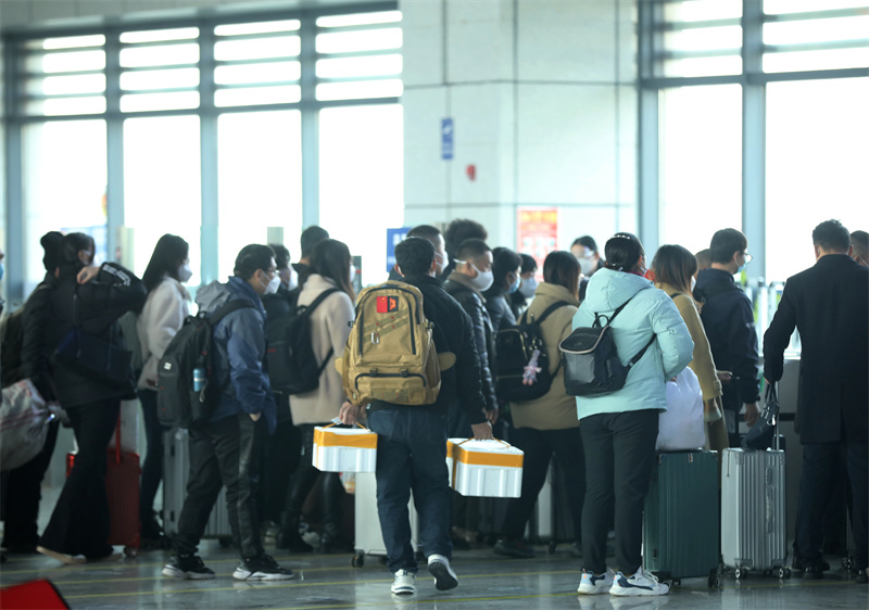 1月6日，在日照西客站，旅客正在通過檢票口上車。于坤帥攝