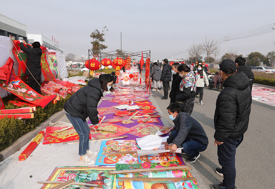 1月6日，山東日照市東港區(qū)濤雒大集上，市民在選購春節(jié)裝飾品。于坤帥攝