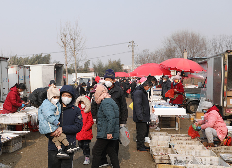 1月6日，山東日照市東港區(qū)濤雒大集上，市民在選購海產(chǎn)品。于坤帥攝