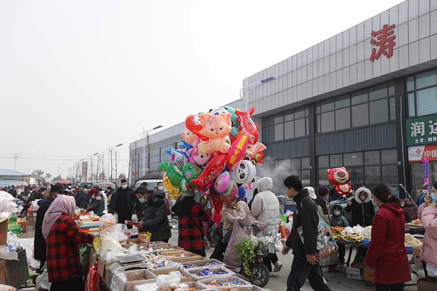 1月6日，山東日照市東港區(qū)濤雒大集上，市民在選購(gòu)年貨。宋年升攝