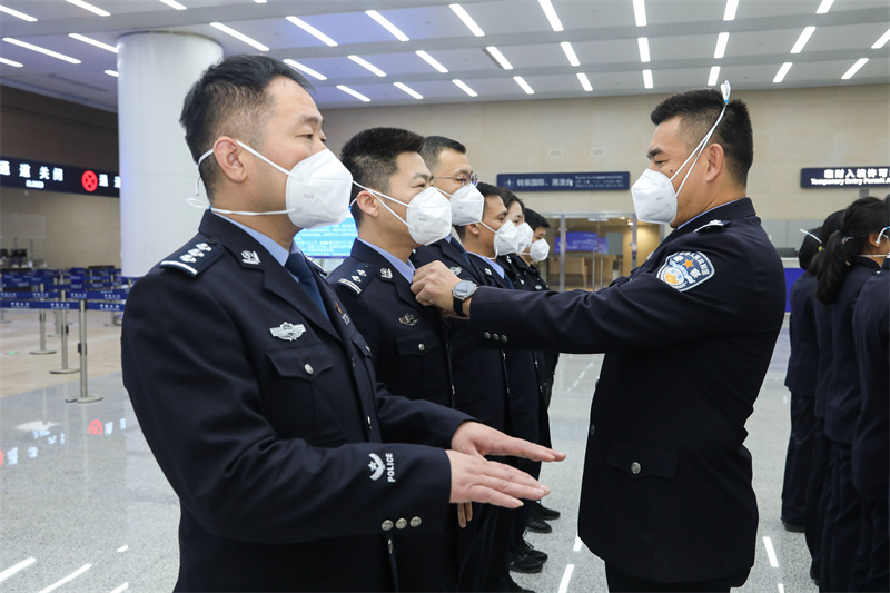 1月9日，山東出入境邊防檢查總站青島機場邊檢站民警執(zhí)行入境勤務(wù)前檢查警容風(fēng)紀。解豪攝