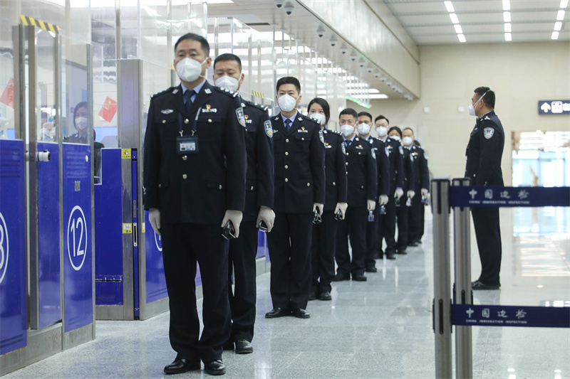 1月9日，山東出入境邊防檢查總站青島機場邊檢站民警列隊執(zhí)行入境勤務(wù)。解豪攝