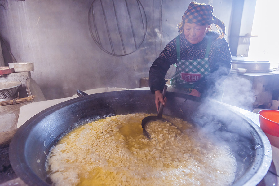 豆腐腦出鍋。陳光金攝