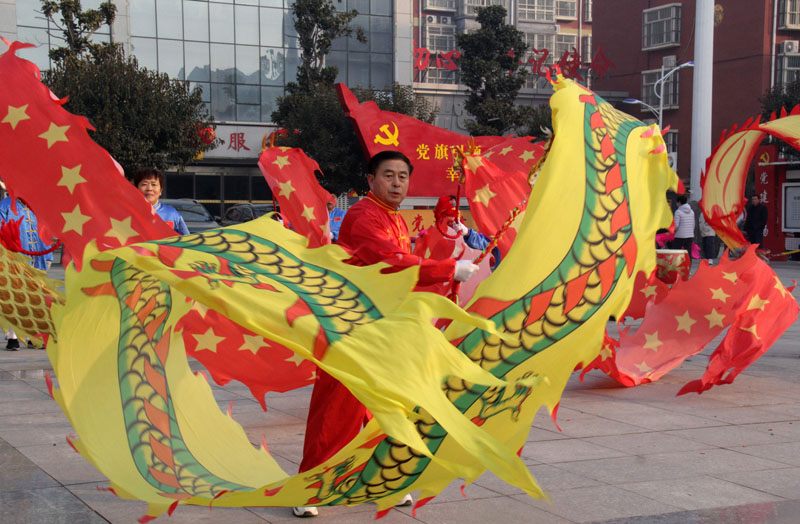 1月22日，大年初一，山東省聊城市茌平區(qū)振興街道前曹村，村民們舞起金龍、打起大鼓，歡歡喜喜過(guò)大年。史奎華攝