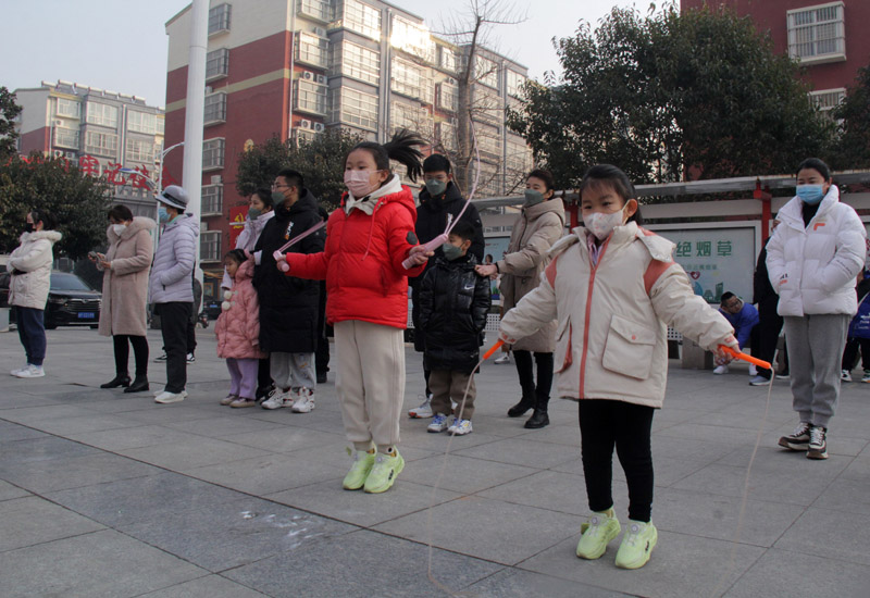 村民們歡歡喜喜過(guò)大年。圖為孩子舉行跳繩比賽。史奎華攝