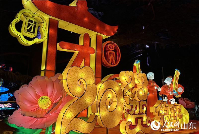 兔年花燈深具節(jié)日氣氛，體現(xiàn)新年新氣象。 人民網(wǎng) 喬姝攝