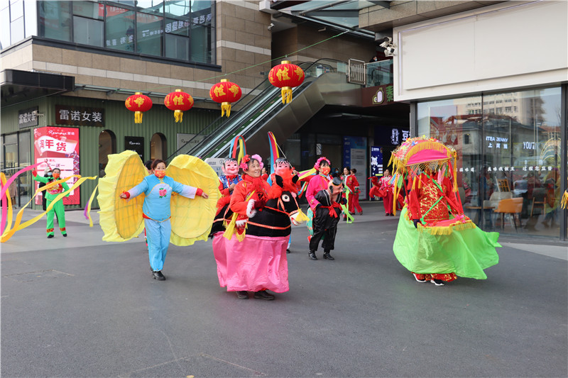 財(cái)源街道松園社區(qū)泰山紅藝術(shù)團(tuán)《金蛇狂舞 兔年吉祥》