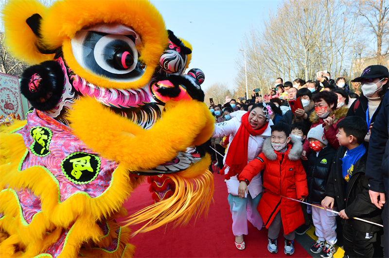 2023年2月5日，在山東省青島市城陽(yáng)區(qū)第二十八屆“民間藝術(shù)節(jié)”鬧元宵展演活動(dòng)上，來自紅島街道的舞獅吸引市民圍觀。王海濱攝