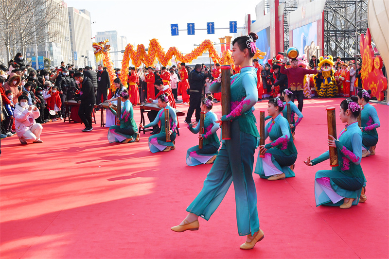 來自紅島的居民表演非遺魚皮鼓《漁鼓送春來》節(jié)目。王海濱攝