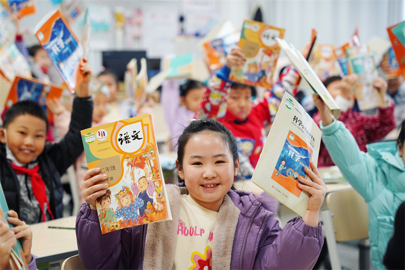 開學首日，孩子們早已迫不及待地進入校園。周晗攝