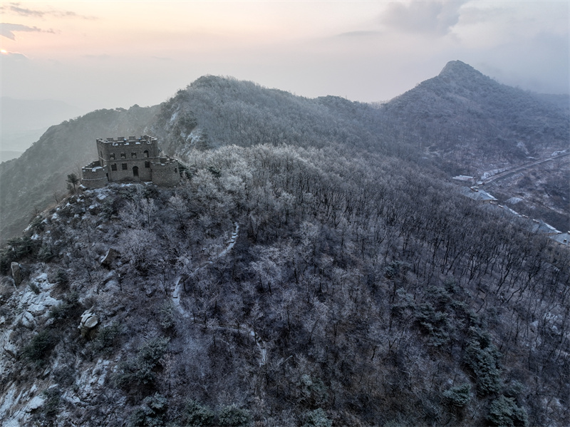 2月10日，山東日照五蓮大青山風景區(qū)現(xiàn)霧凇景觀，將大青山裝扮得恍如仙境，美不勝收。張弘攝