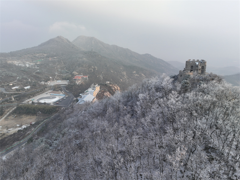 2月10日，山東日照五蓮大青山風(fēng)景區(qū)現(xiàn)霧凇景觀，銀裝素裹、滿山晶瑩。張弘攝