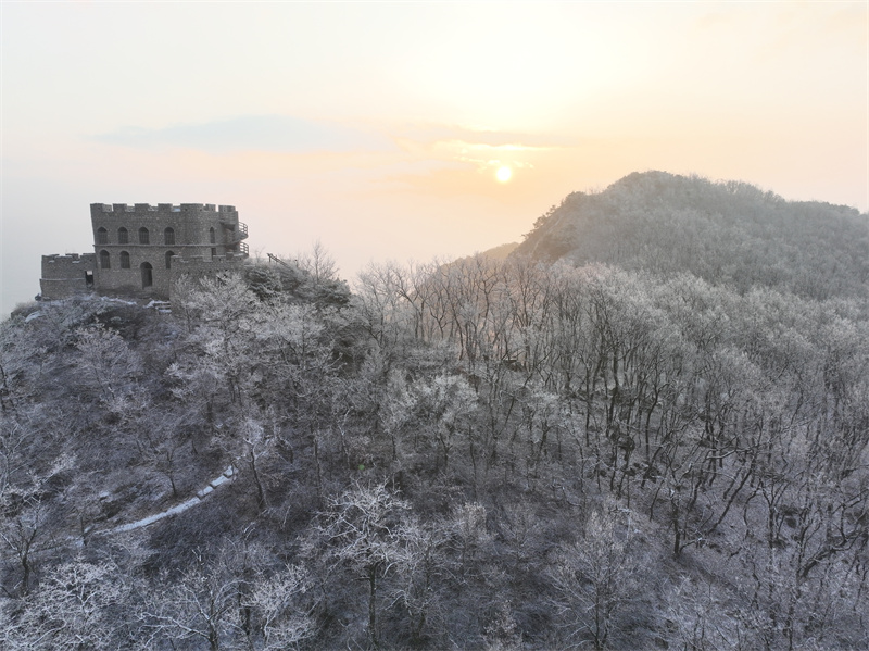 2月10日，山東日照五蓮大青山風(fēng)景區(qū)現(xiàn)霧凇景觀，山嶺上起伏的霧凇在朝陽的映照下晶瑩剔透，美不勝收。張弘攝