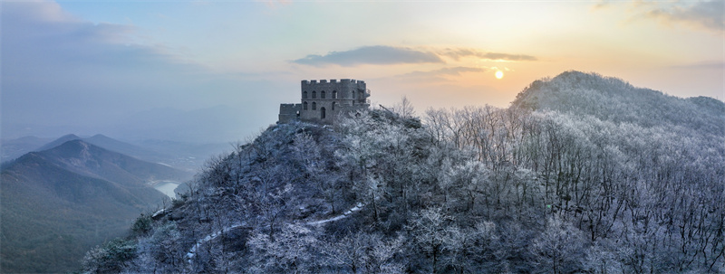 2月10日，山東日照五蓮大青山風(fēng)景區(qū)現(xiàn)霧凇景觀。張弘攝