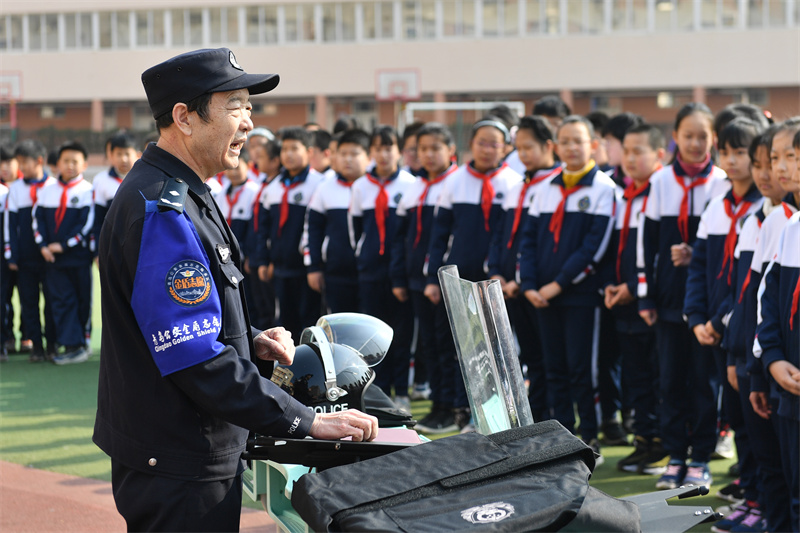 轄區(qū)民警為師生普及校園安全知識(shí)。王海濱攝