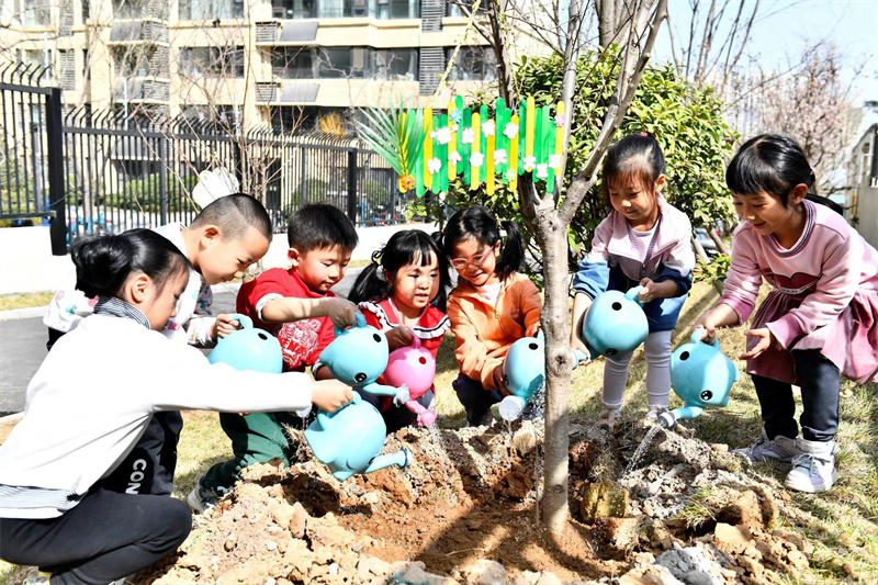 3月9日，在植樹節(jié)到來之際，濟(jì)南市市中區(qū)山望幼兒園組織老師、家長和孩子們，開展植樹活動(dòng)。李天藝攝