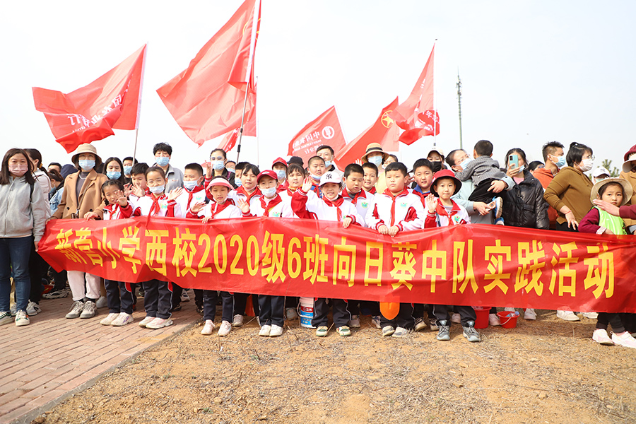 圖為日照市群眾參加“踐行雙碳戰(zhàn)略 守護(hù)綠水青山”公益植樹(shù)活動(dòng)。田洪祥攝