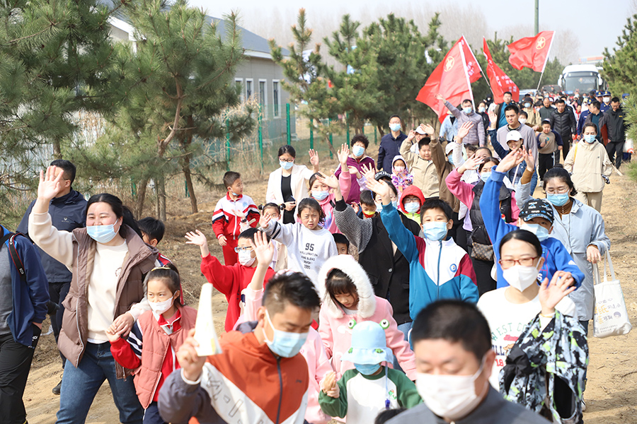 圖為日照市群眾參加“踐行雙碳戰(zhàn)略 守護綠水青山”公益植樹活動。田洪祥攝