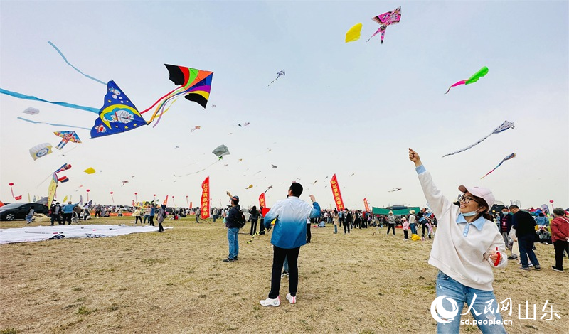 4月15日，游客在濰坊國(guó)際風(fēng)箏會(huì)上放飛風(fēng)箏。人民網(wǎng) 喬姝攝