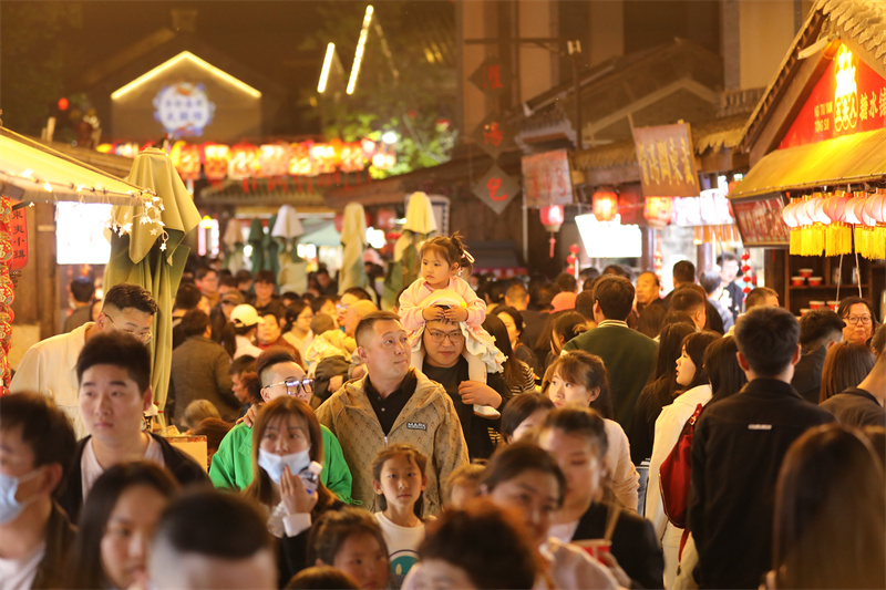 夜幕降臨，日照東夷小鎮(zhèn)人頭攢動。宋年升攝