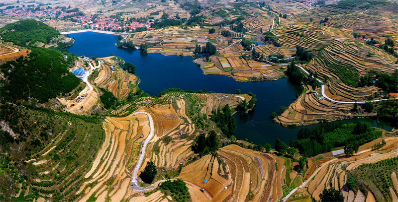 梯田、青山、河流、道路與錯(cuò)落有致的紅瓦房相映成景。嚴(yán)洪博攝