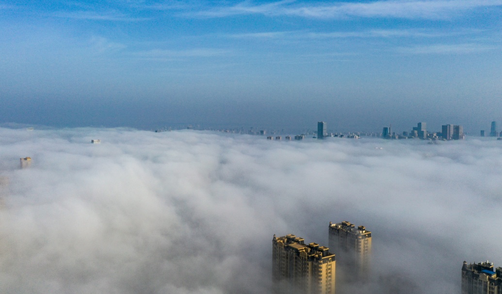 日照市東港區(qū)沿海出現(xiàn)平流霧景觀。葉連俊攝