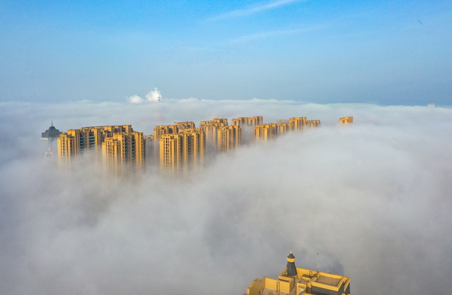 日照市東港區(qū)沿海出現(xiàn)平流霧景觀。葉連俊攝