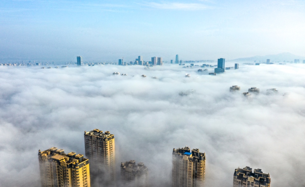 日照市東港區(qū)沿海出現(xiàn)平流霧景觀。葉連俊攝