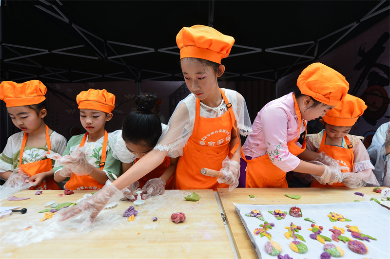 夏莊小學的學生在體驗制作面食點心。王海濱攝