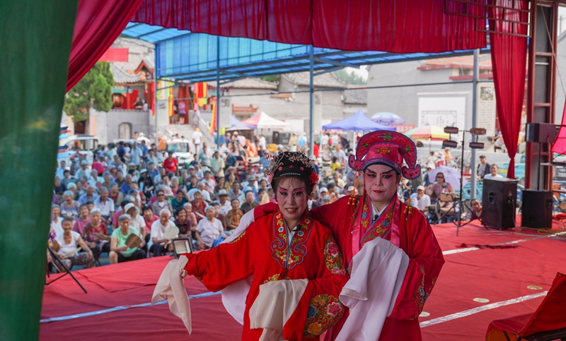 7月23日，山東省鄒平市臨池鎮(zhèn)紅廟村廟會(huì)上，地方戲劇團(tuán)在為村民演出五音戲。董乃德攝