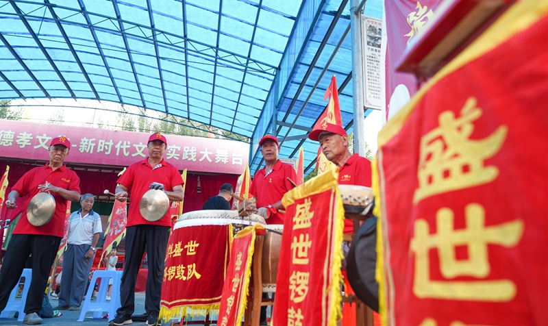 7月23日，山東省鄒平市臨池鎮(zhèn)紅廟村廟會(huì)上，地方鑼鼓隊(duì)表演《喜慶鑼鼓》。董乃德攝