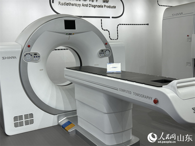 中國首臺(tái)專門為精確放療服務(wù)的CT機(jī)——大孔徑螺旋CT，這個(gè)產(chǎn)品的X射線照射劑量比傳統(tǒng)CT可降低70%，大大減少了給患者造成的X射線損傷。人民網(wǎng)記者 談媛攝