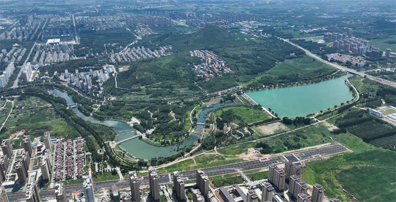 山東省鄒平市黃山街道黛溪河蜿蜒穿越田野壯美景象。