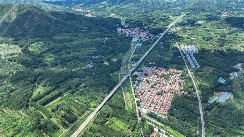 一列高鐵從山東省鄒平市西董街道南部山區(qū)山色生態(tài)圖中駛過。