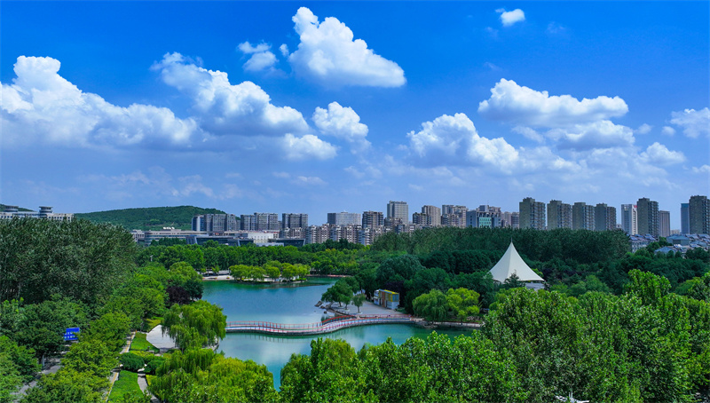 山東省鄒平市城區(qū)公園連心湖景象。